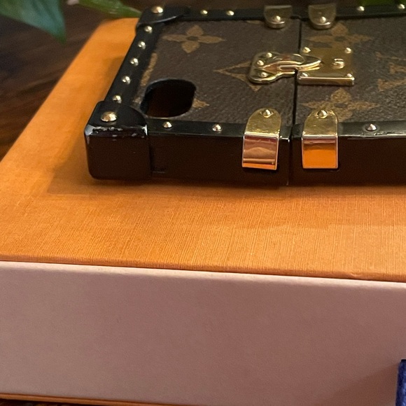 LOUIS VUITTON
Monogram Canvas Eye Trunk iPhone 7 Plus Cover/Case - Picture 8 of 15